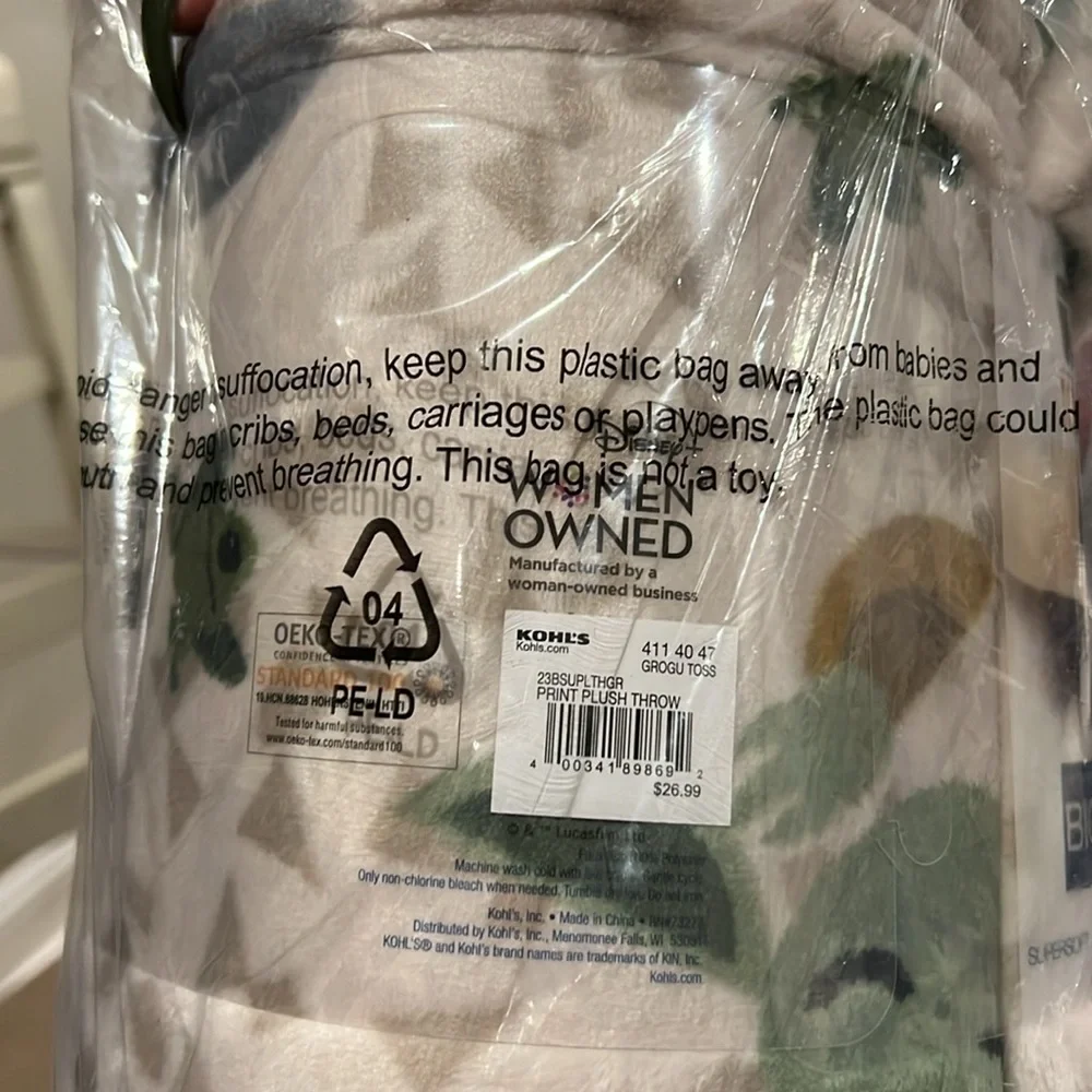 Stars Wars Mandalorian Oversized Plush Throw - Picture 2 of 2